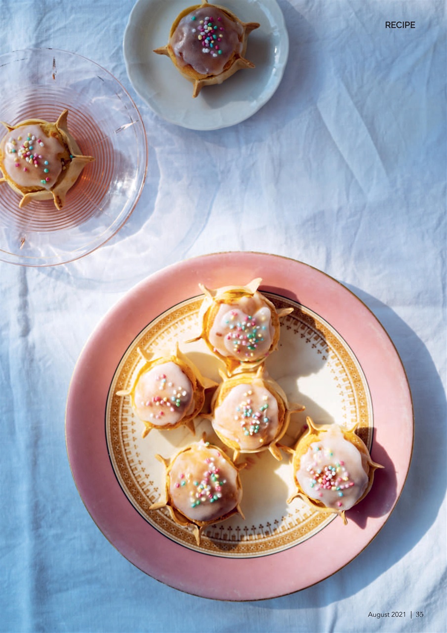 Cake Decoration & Sugarcraft Magazine Preview Pages