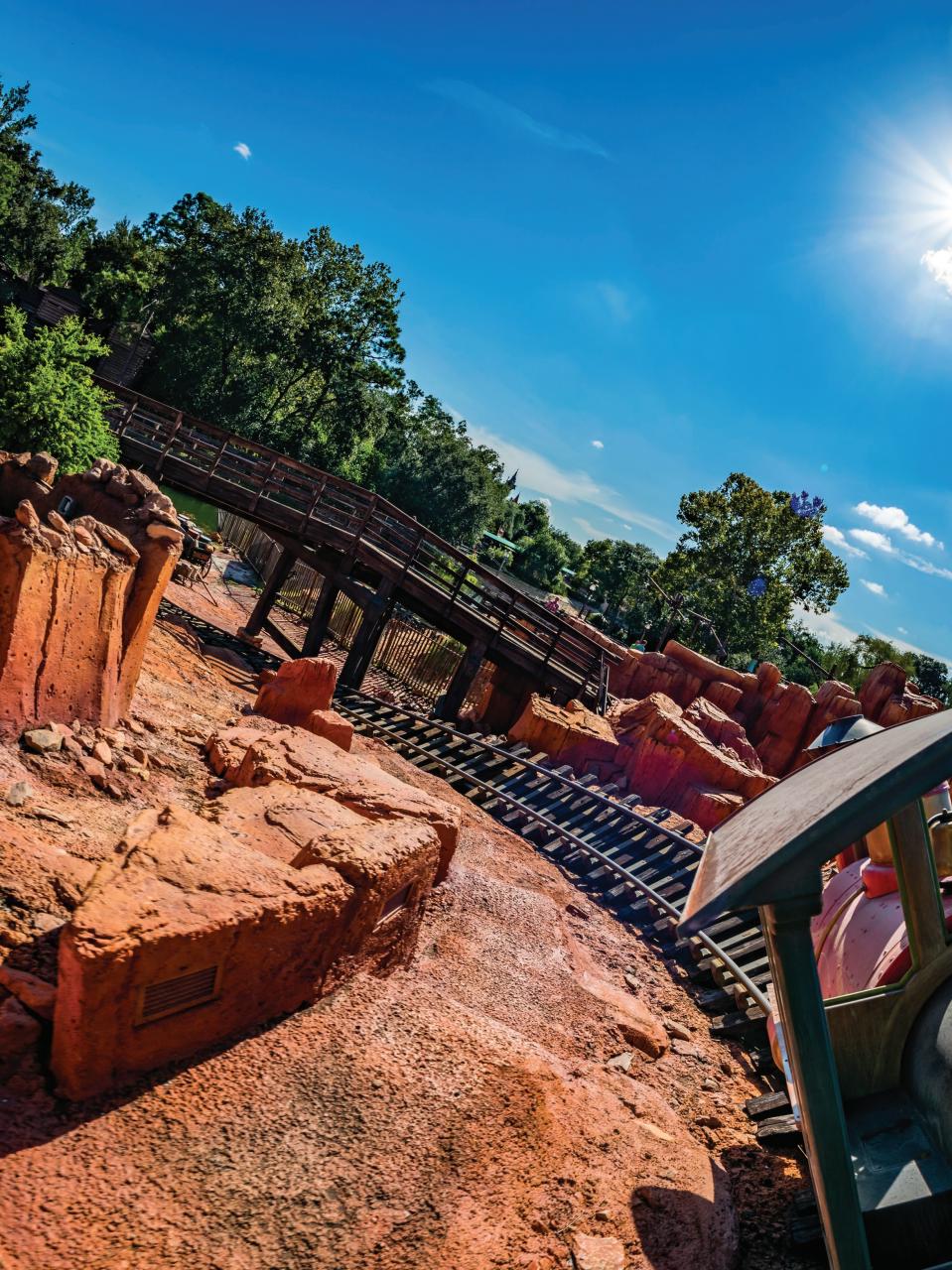 WDW Magazine Preview Pages