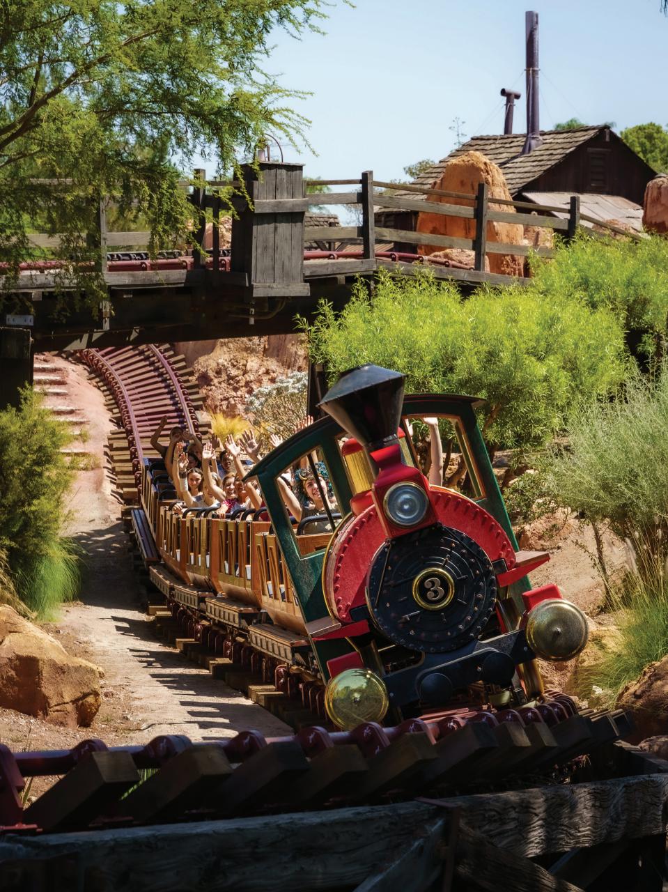 WDW Magazine Preview Pages