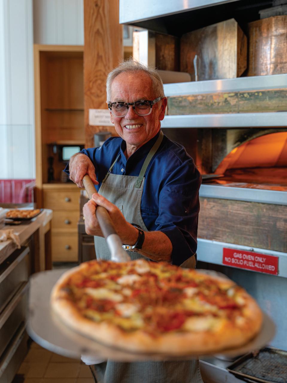 WDW Magazine Preview Pages